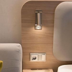 Zimmer mit Kingsize-Bett